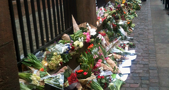 Blumen vor der Kopenhagener Synogoge, wo der Täter nach dem Anschlag auf ein Café den jüdischen Wachmann Dan Usan erschoss