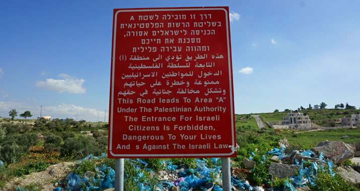 Ein Schild im Westjordanland warnt Israelis davor, die von Palästinensern verwaltete Zone A zu betreten. Hier droht Juden Lebensgefahr.