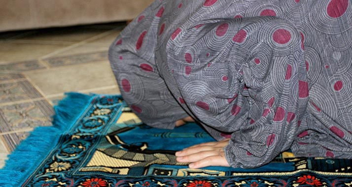 Das rituelle Gebet der Muslime kann am Arbeitsplatz, zu Hause oder in der Moschee verrichtet werden. Wichtig ist vor allem die Körperhaltung Richtung Mekka.