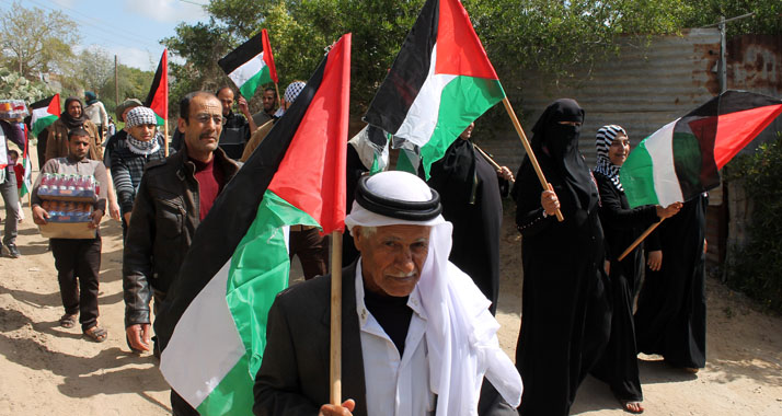 Nahe der Pufferzone an der Grenze zwischen dem Gazastreifen und Israel begehen Palästinenser den „Tag des Landes“ (Archivbild)