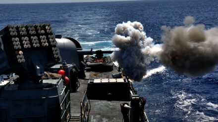 Ein israelisches Kriegsschiff testet sein Geschoss