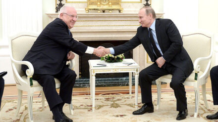 Staatspräsident Rivlin reicht Wladimir Putin in Moskau die Hand