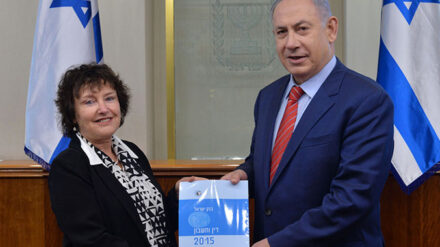 Die Gouverneurin der „Bank of Israel“ Karnit Flug überreicht Benjamin Netanjahu ihren Jahresbericht