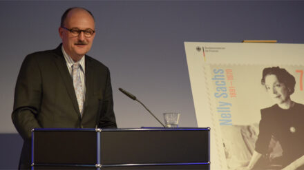 Der Bundestagsabgeordnete Michael Meister präsentierte eine Sonderbriefmarke und eine Sammlermünze zum Gedenken an Nelly Sachs