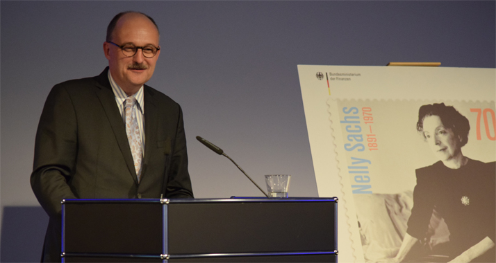 Der Bundestagsabgeordnete Michael Meister präsentierte eine Sonderbriefmarke und eine Sammlermünze zum Gedenken an Nelly Sachs