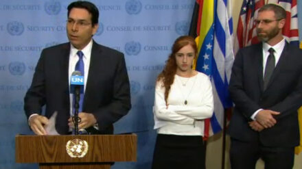 Botschafter Danny Danon mit den Hinterbliebenen Renana und Natan Meir vor dem UN-Sicherheitsrat