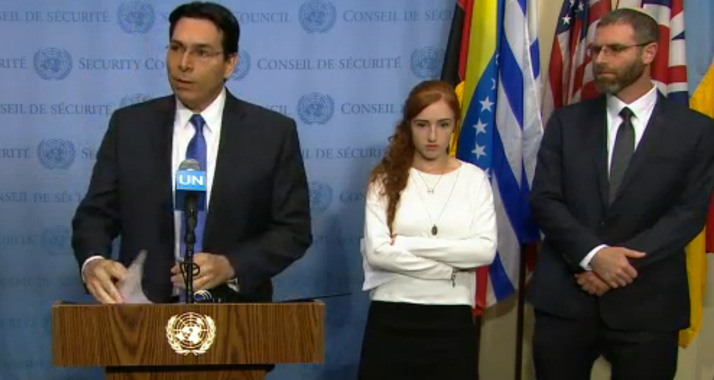 Botschafter Danny Danon mit den Hinterbliebenen Renana und Natan Meir vor dem UN-Sicherheitsrat