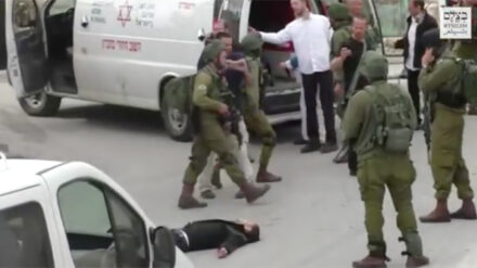 Kurz vor der Tat in Hebron – den am Boden liegenden Palästinener hat Asaria später mit einem Kopfschuss getötet