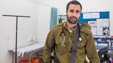 Behandelt palästinensische Patienten an der Grenze zu Gaza: Roni Scharon