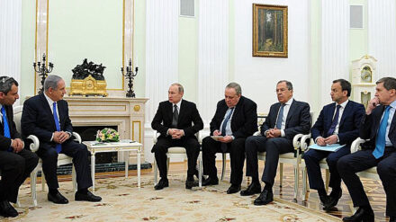 An dem Treffen zwischen Netanjahu und Putin nahm auch Einwanderungsminister Se'ev Elkin (l.) teil