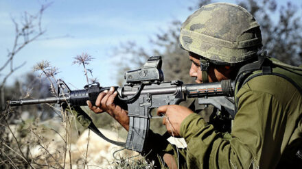 Ein Soldat hat ohne Grund seine Waffe auf einen Araber gerichtet – die Strafe folgt prompt (Symboldbild)