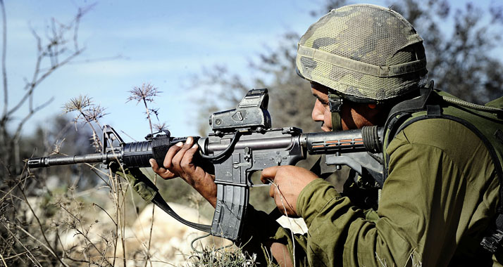 Ein Soldat hat ohne Grund seine Waffe auf einen Araber gerichtet – die Strafe folgt prompt (Symboldbild)