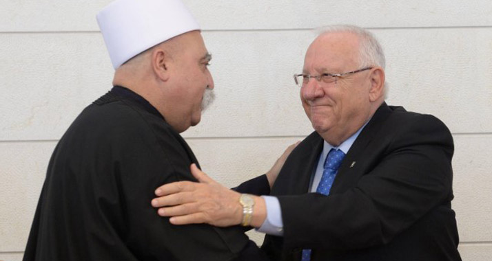 Rivlin und der Führer der Drusen in Israel, Scheich Tarif