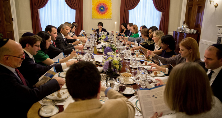 Das perfekte Promi-Dinner: Die Obamas mit ihren Gästen bei der Sederfeier 2016