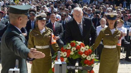 Staatspräsident Reuven Rivlin legt im Gedenken an die Ermordeten einen Kranz an der Knesset nieder
