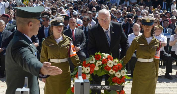 Staatspräsident Reuven Rivlin legt im Gedenken an die Ermordeten einen Kranz an der Knesset nieder