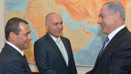 Staffelübergabe geglückt: Argaman (l.) übernimmt unter den Augen des Premiers Netanjahu (r.) die Leitung des Schabak von Cohen