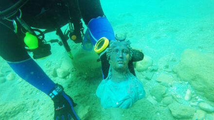 Taucher haben vor Caesarea gut erhaltene Artefakte aus der Römerzeit entdeckt
