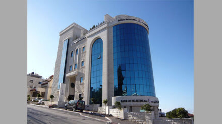 Palästinensische Banken wie hier in Ramallah beteiligen sich an der Finanzierung von Terror