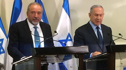 Gehen wieder gemeinsame Wege: Lieberman (l.) und Netanjahu am Mittwoch vor der Presse
