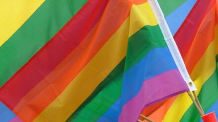 Die Regenbogen-Flagge ist das Symbol der Homosexuellen-Bewegung, die in Tel Aviv am Wochenende gefeiert wird (Symbolbild)