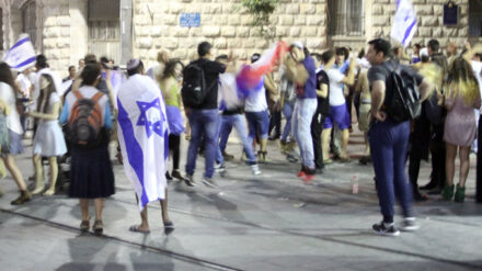 Junge Menschen feiern auf den Straßen Jerusalems den „Jom Jeruschalajim“ (Archivbild)