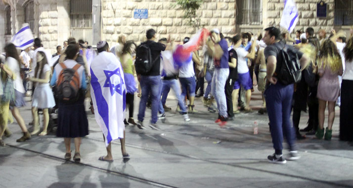 Junge Menschen feiern auf den Straßen Jerusalems den „Jom Jeruschalajim“ (Archivbild)