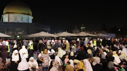 Moscheen in der islamischen Welt sind gefüllt mit Gläubigen, die in der „Nacht der Kraft“ zum Gebet kommen. Das Areal mit Felsendom und Al-Aksa-Moschee ist besonders beliebt.