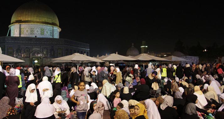 Moscheen in der islamischen Welt sind gefüllt mit Gläubigen, die in der „Nacht der Kraft“ zum Gebet kommen. Das Areal mit Felsendom und Al-Aksa-Moschee ist besonders beliebt.
