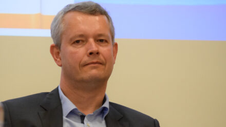 Dirk Sadowski, Leiter der Deutsch-Israelischen Schulbuchkommission des Georg Eckert-Instituts – Leibniz-Instituts für internationale Schulbuchforschung, konstatierte eine verzerrte Darstellung