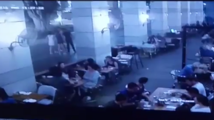 Die Überwachungskamera zeigt das Max-Brenner-Restaurant in Tel Aviv kurz vor dem Anschlag