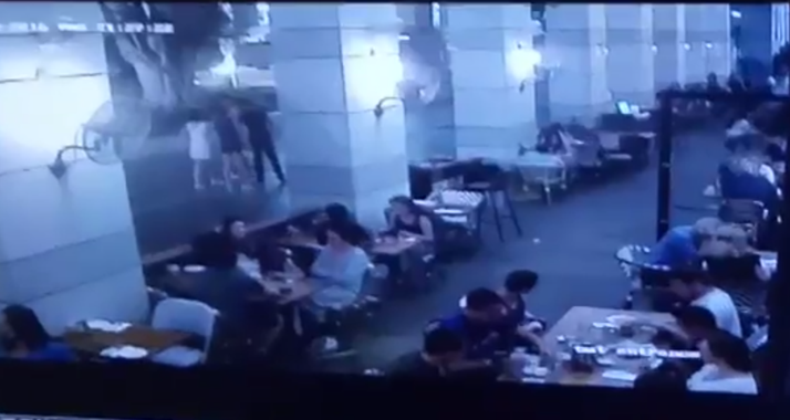 Die Überwachungskamera zeigt das Max-Brenner-Restaurant in Tel Aviv kurz vor dem Anschlag