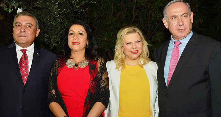 Botschafter Chairat (l.) und Premier Netanjahu (r.) mit ihren Ehefrauen bei einer Feier anlässlich des ägyptischen Unabhängigkeitstages