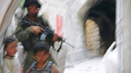 Mit einer Wanderausstellung macht die armeekritische Organisation „Breaking the Silence“ auf sich aufmerksam