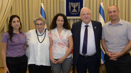 Die Eltern des Mordopfers Schira Banki, Mika (M.) und Uri Banki (r.), mit Reuven Rivlin (2. v. r.) und First Lady Nechama Rivlin (2. v. l.) sowie Sara Kala-Meir vom „Jerusalem Open House for Pride and Tolerance“ (l.)
