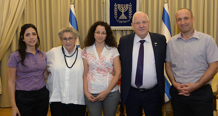 Die Eltern des Mordopfers Schira Banki, Mika (M.) und Uri Banki (r.), mit Reuven Rivlin (2. v. r.) und First Lady Nechama Rivlin (2. v. l.) sowie Sara Kala-Meir vom „Jerusalem Open House for Pride and Tolerance“ (l.)