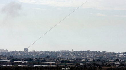 Eine Rakete wird aus einem zivilen Teil des Gazastreifens in Richtung Südisrael abgefeuert (Archivbild 2008)