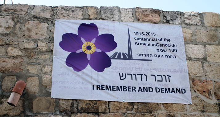 „Ich erinnere mich und fordere“: Ein Transparent zum Hundertjahrgedenken des Völkermordes