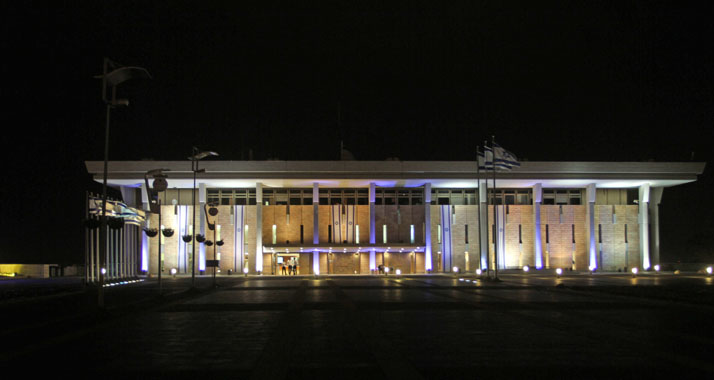 Die Knesset bei Nacht beleuchtet