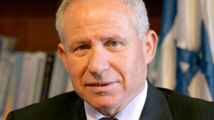 Avi Dichter wirft der Weltgemeinschaft Naivität im Umgang mit Spendengeldern vor