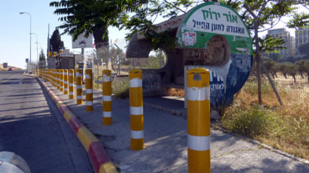 Damit Terroristen keine Wartenden anfahren können, sind die Bushaltestellen gesichert