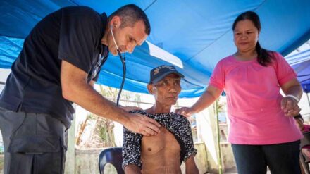Ein „IsraAID“-Helfer auf den Philippinen