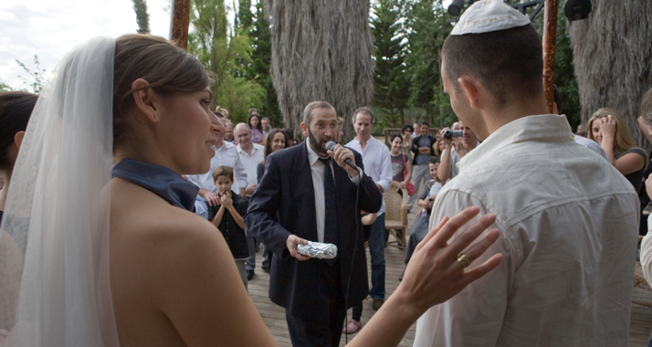 Mazal tov: Ein jüdisches Hochzeitspaar am schönsten Tag ihres Lebens
