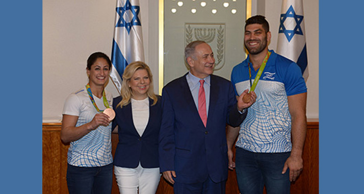 Feiern den sportlichen Erfolg: Israels Bronze-Medaillen-Gewinner Yarden Gerbi (l.) und Or Sasson (r.) mit Sara und Benjamin Netanjahu