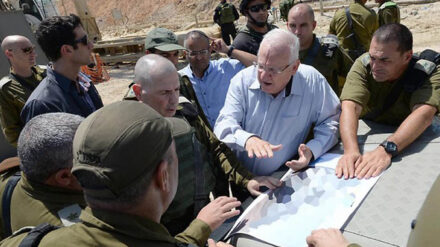 Zivilisiertes Gespräch: Staatspräsident Rivlin unterhält sich mit Militärs am Gazastreifen
