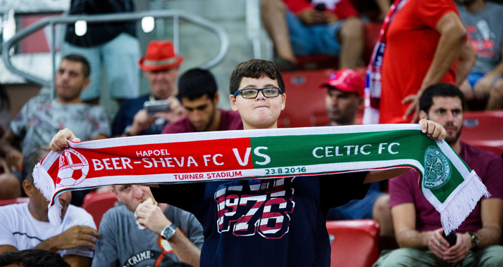 Ein Fan mit Schal im Turner-Stadion von Hapoel Be'er Scheva