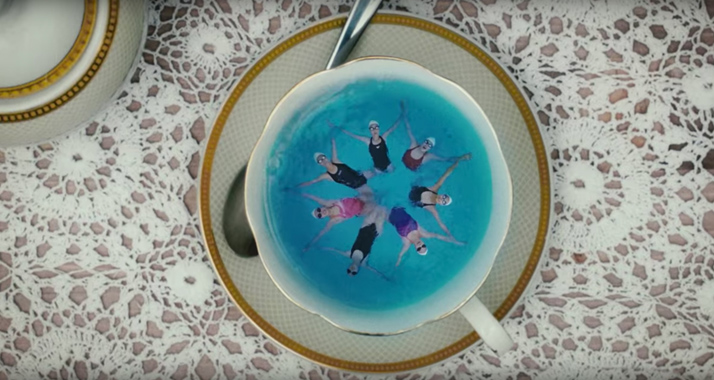 Die Videokünstler Vania Heymann und Gal Muggia lassen Synchronschwimmerinnen in einer Teetasse schwimmen