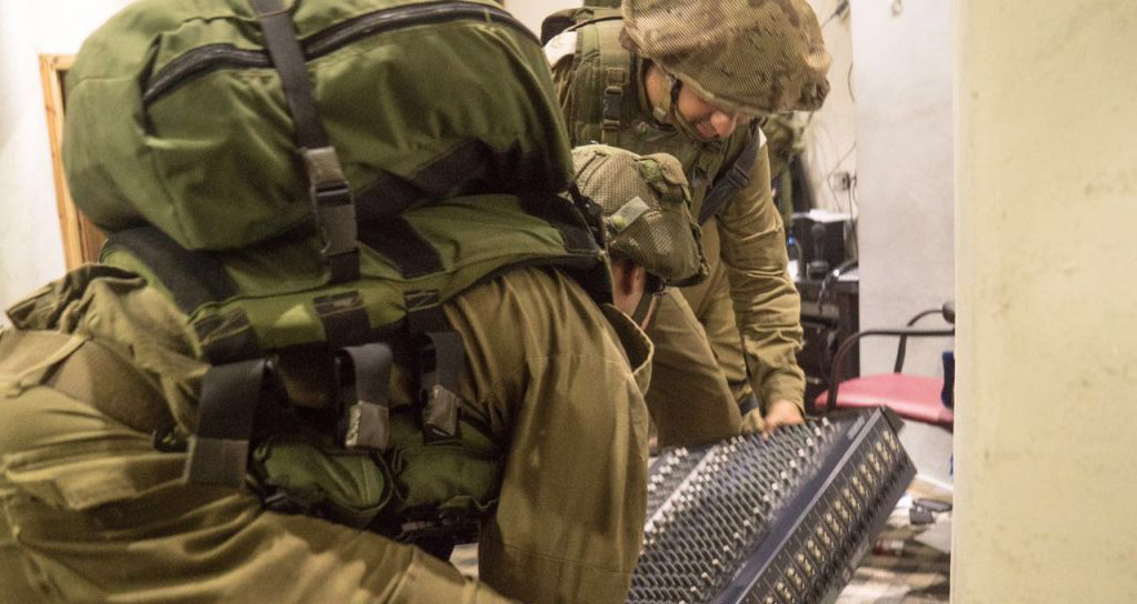 Israelische Soldaten bei der Konfiszierung der Studioausrüstung