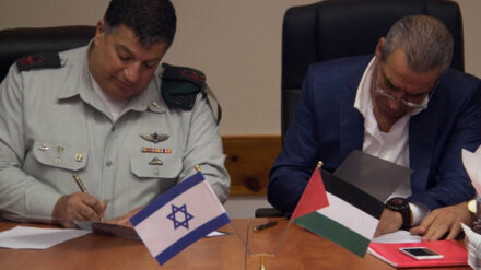 An einem Tisch: Generalmajor Mordechai (l.) und PA-Minister Al-Scheich unterzeichnen das Postabkommen