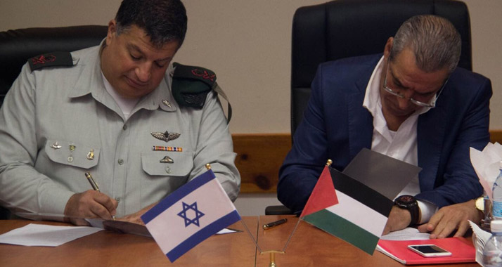 An einem Tisch: Generalmajor Mordechai (l.) und PA-Minister Al-Scheich unterzeichnen das Postabkommen